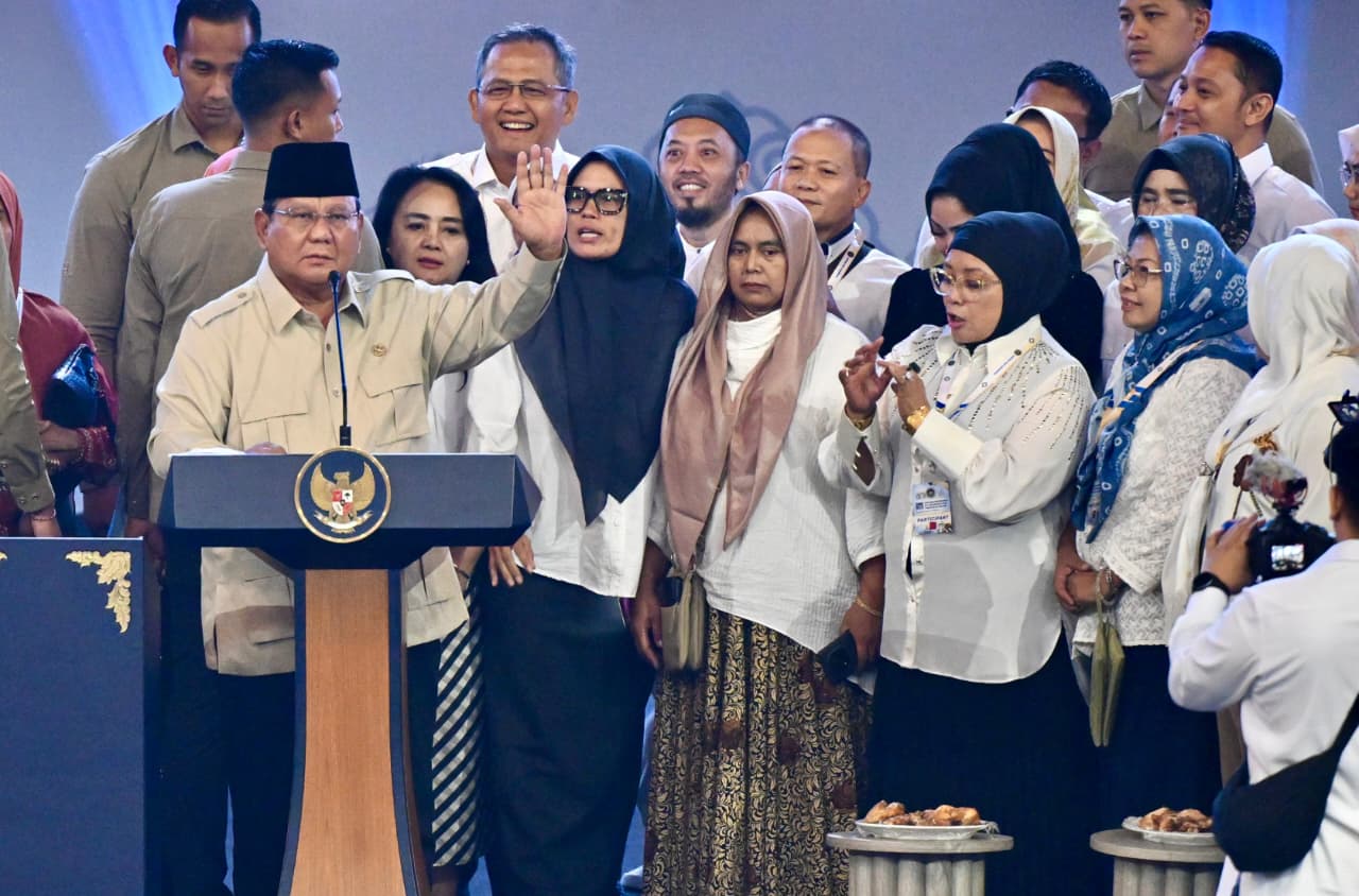 Presiden Prabowo Subianto bersama pelaksana MBG. (BeritaNasional/Setpres)