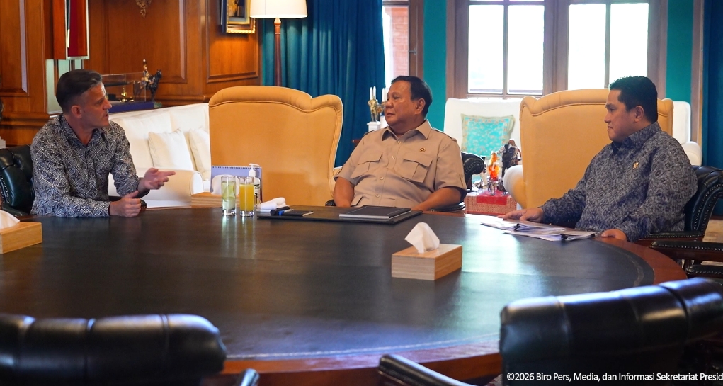 Presiden Prabowo Subianto berbincang dengan Menpora Erick Thohir (kanan) dan Pelatih Timnas Indonesia John Herdman. (Foto/YouTube Setpres)