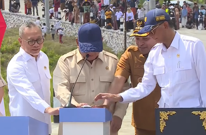 Presiden Prabowo Subianto (tengah) resmikan  jalan daerah sepanjang 1.151 kilometer yang tersebar di 37 provinsi, di Sampang, Jawa Timur, Selasa (23/6/2026). (BeritaNasional/YT Setpres)