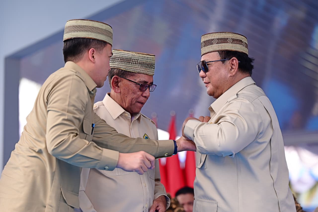 Presiden Prabowo Subianto terima penghargaan lencana emas. (BeritaNasional/Setpres)