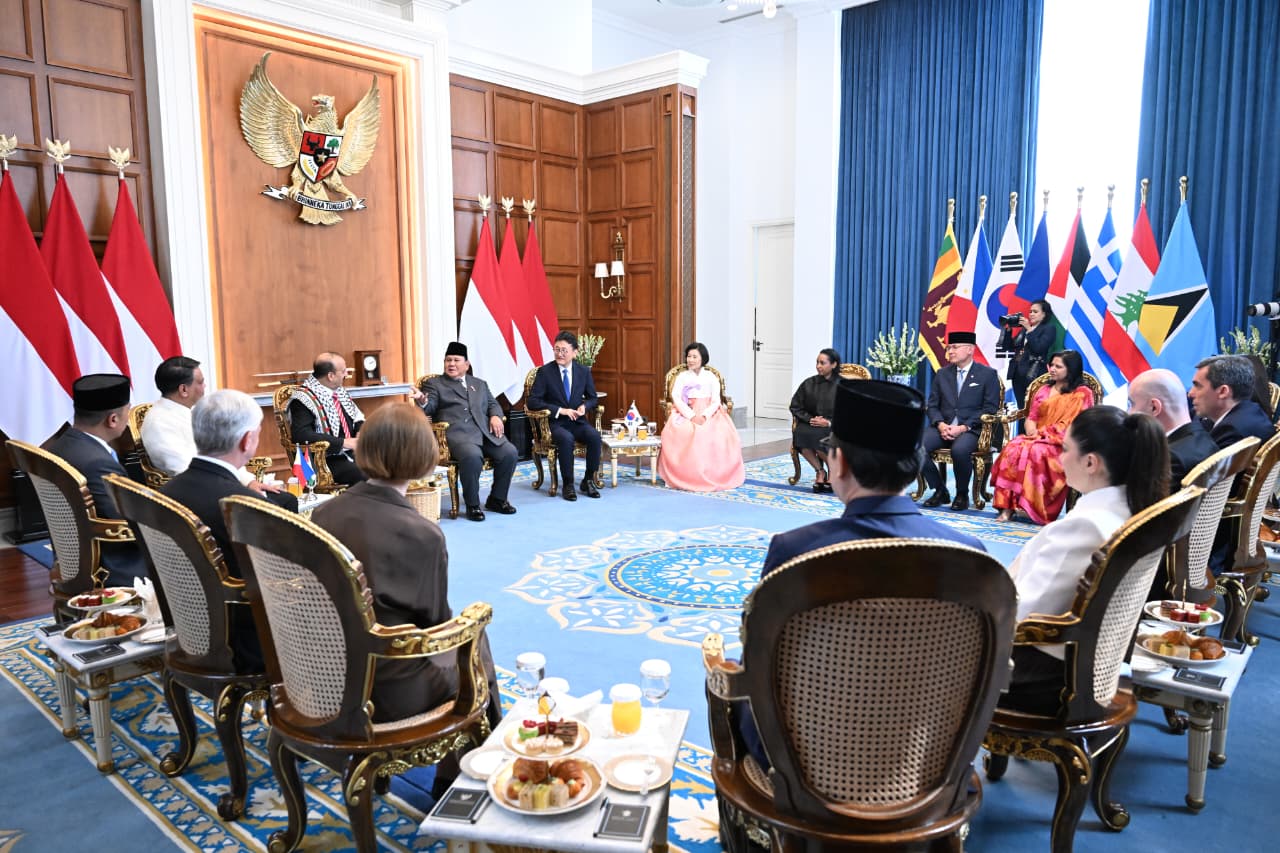 Presiden Prabowo Subianto berbincang dengan para duta besar negara sahabat di Istana Merdeka Jakarta. (BeritaNasional/Setpres)