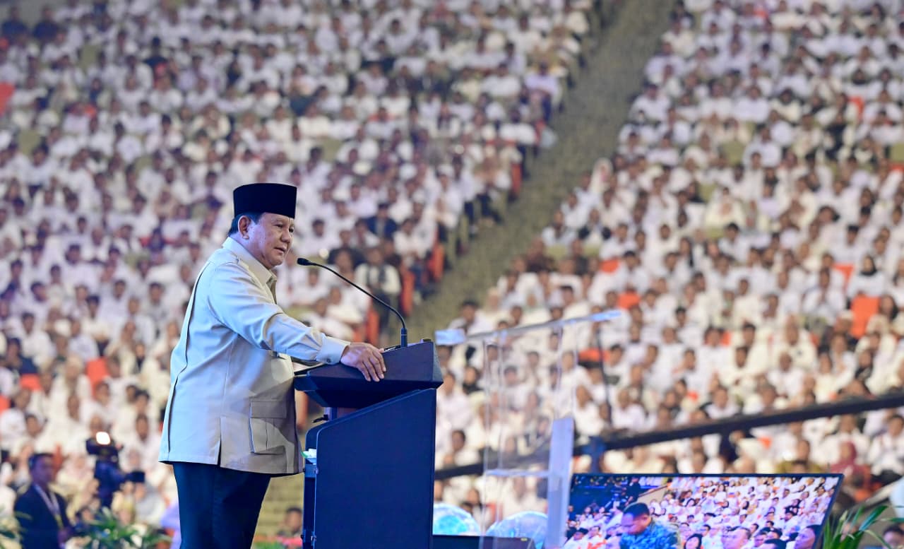 Presiden Prabowo Subianto berpidato di depan ribuan pelaksana MBG. (BeritaNasional/Setpres)