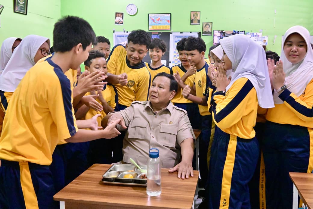 Presiden Prabowo Subianto bersama siswa sekolah saat tinjau operasional MBG di Palmerah Jakarta Barat. (BeritaNasional/Setpres)