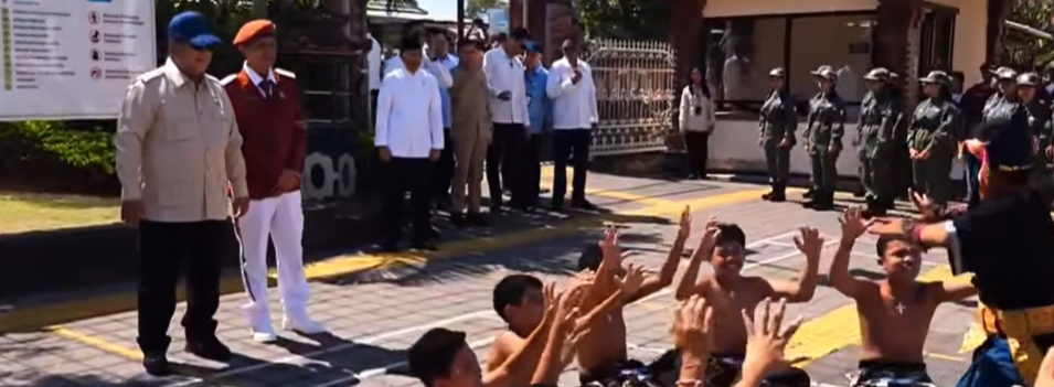 Presiden Prabowo Subianto disambut tarian Kecak Bali saat meninjau sekolah rakyat. (BeritaNasional/tangkapan layar)