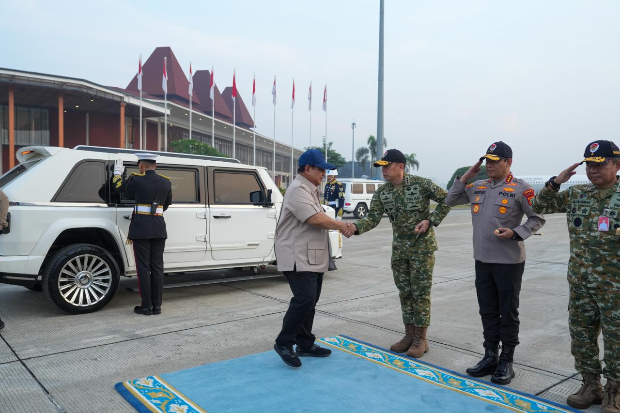 Presiden Prabowo Subianto saat tiba di Gorontalo. (BeritaNasional/Setpres)