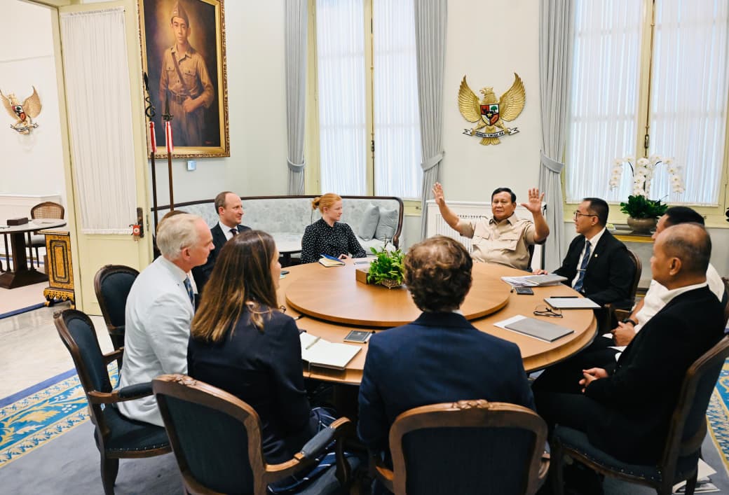 Presiden Prabowo Subianto berbincang dengan delegasi Imperial College London. (BeritaNasional/Setpres)