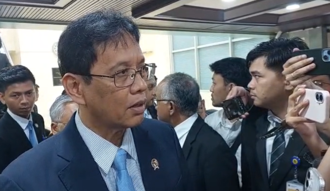 Menkeu Purbaya Budi Sadewa memberikan keterangan kepada pers di gedung DPR. (BeritaNasional/Dewa)