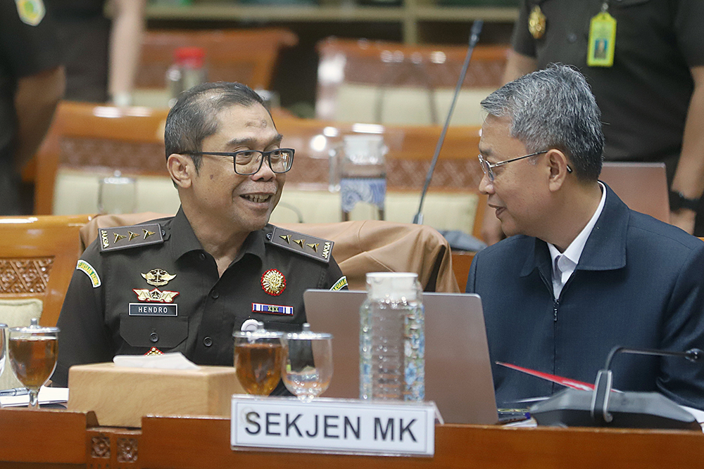 Sekretaris Jenderal Mahkamah Konstitusi (MK), Heru Setiawan bersama Jaksa Agung Muda Pembinaan (Jambin) Kejagung, Hendro Dewanto mengikuti rapat kerja bersama Komisi III DPR. (BeritaNasional/Elvis Sendouw)