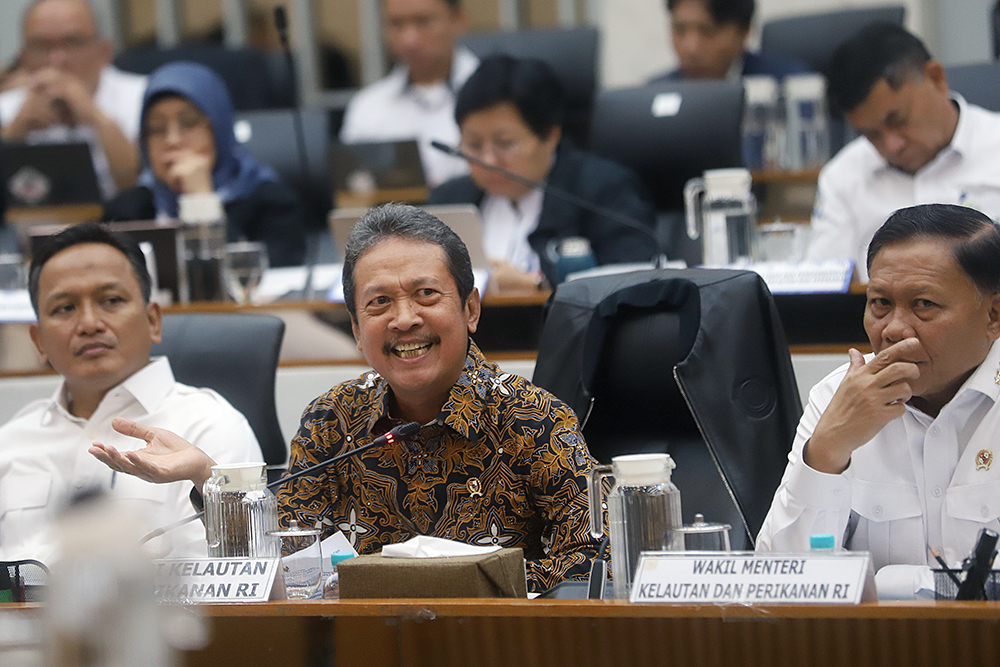 Menteri KKP memberikan penjelasan pada rapat kerja bersama komisi IV DPR. (BeritaNasional/Elvis Sendouw)