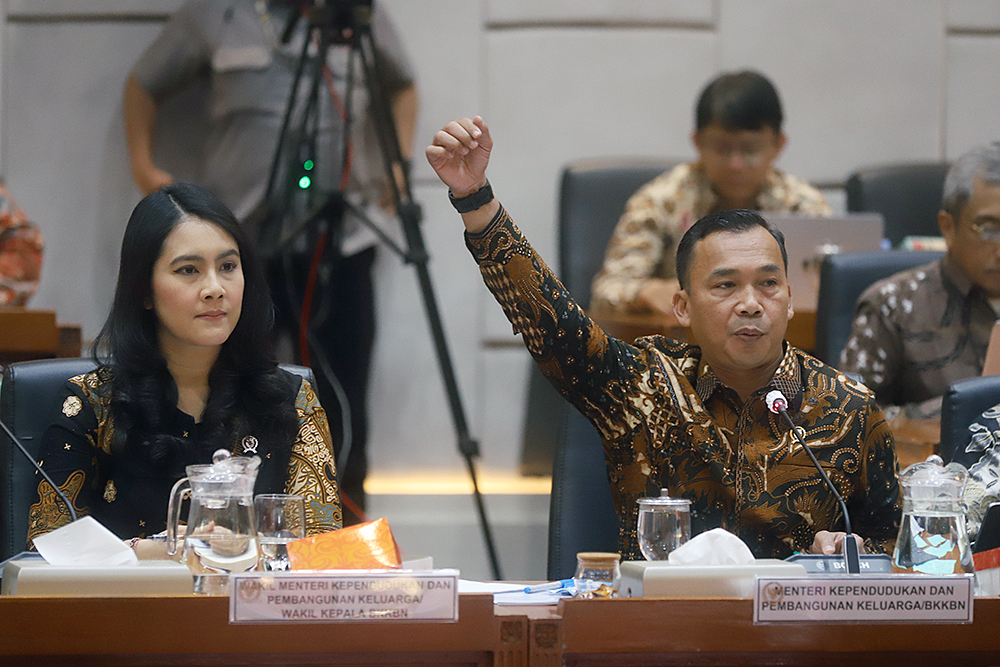 Menteri Kependudukan dan Pembangunan Keluarga/Kepala BKKBN Wihaji (tengah) dan Wakil Menteri Kependudukan dan Pembangunan Keluarga Isyana Bagoes Oka (kiri) mengikuti rapat kerja bersama Komisi IX DPR. (BeritaNasional/Elvis Sendouw)