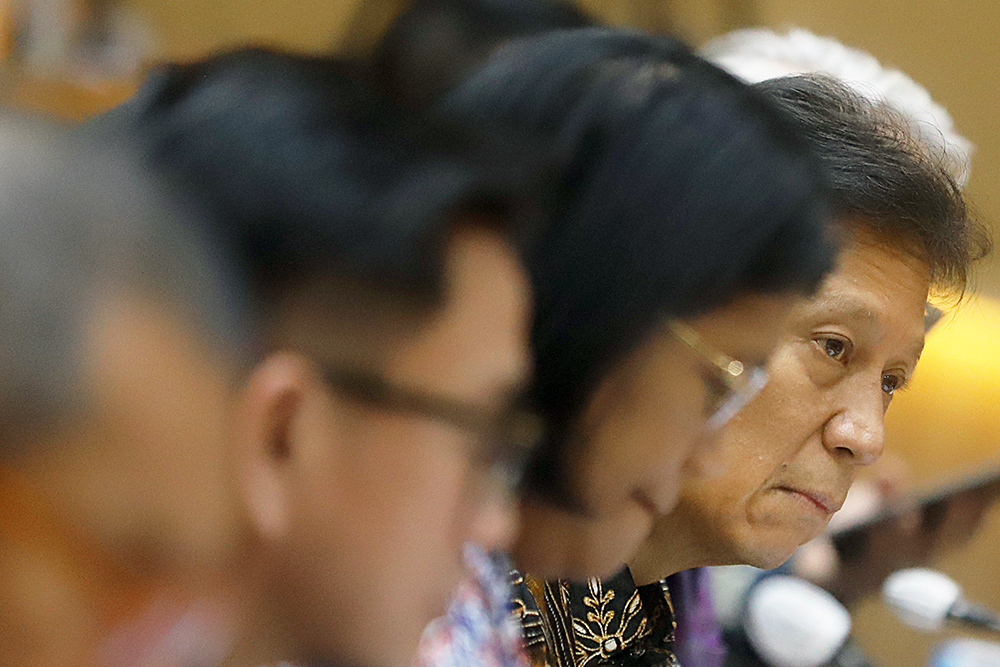Menteri Kesehatan Budi Gunadi Sadikin (kanan) menyampaikan paparan dalam rapat kerja dengan Komisi IX DPR. (BeritaNasional/Elvis Sendouw)