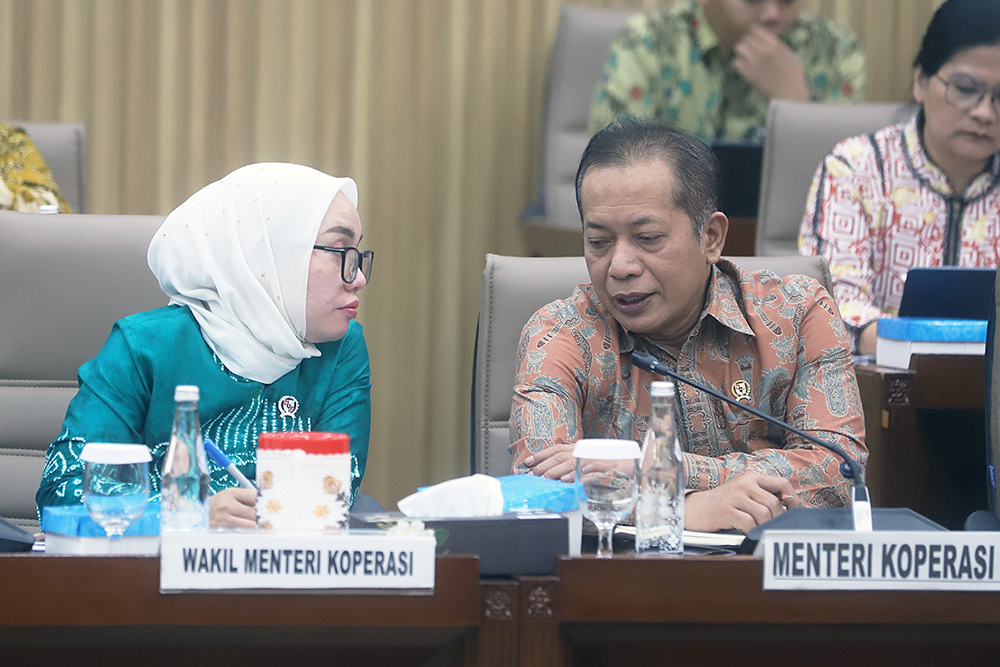 Menteri Koperasi Ferry Joko Juliantono (kanan) bersama Wakil Menteri Koperasi Farida Farichah (kiri) mengikuti rapat kerja bersama komisi VI DPR. (BeritaNasional/Elvis Sendouw)