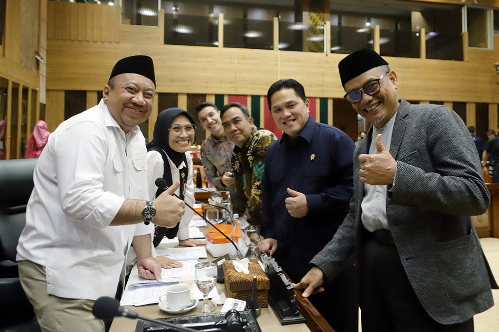 Menteri Pemuda dan Olahraga sekaligus Ketua Umum PSSI, Erick Thohir mengikuti rapat kerja bersama komisi X DPR bahas naturalisasi. (BeritaNasional/Elvis Sendouw)