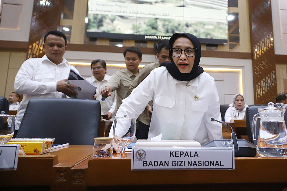 Kepala Badan Gizi Nasional (BGN) Nanik Sudaryati Deyang mengikuti rapat kerja perdananya bersama komisi IX DPR. (BeritaNasional/Elvis Sendouw)