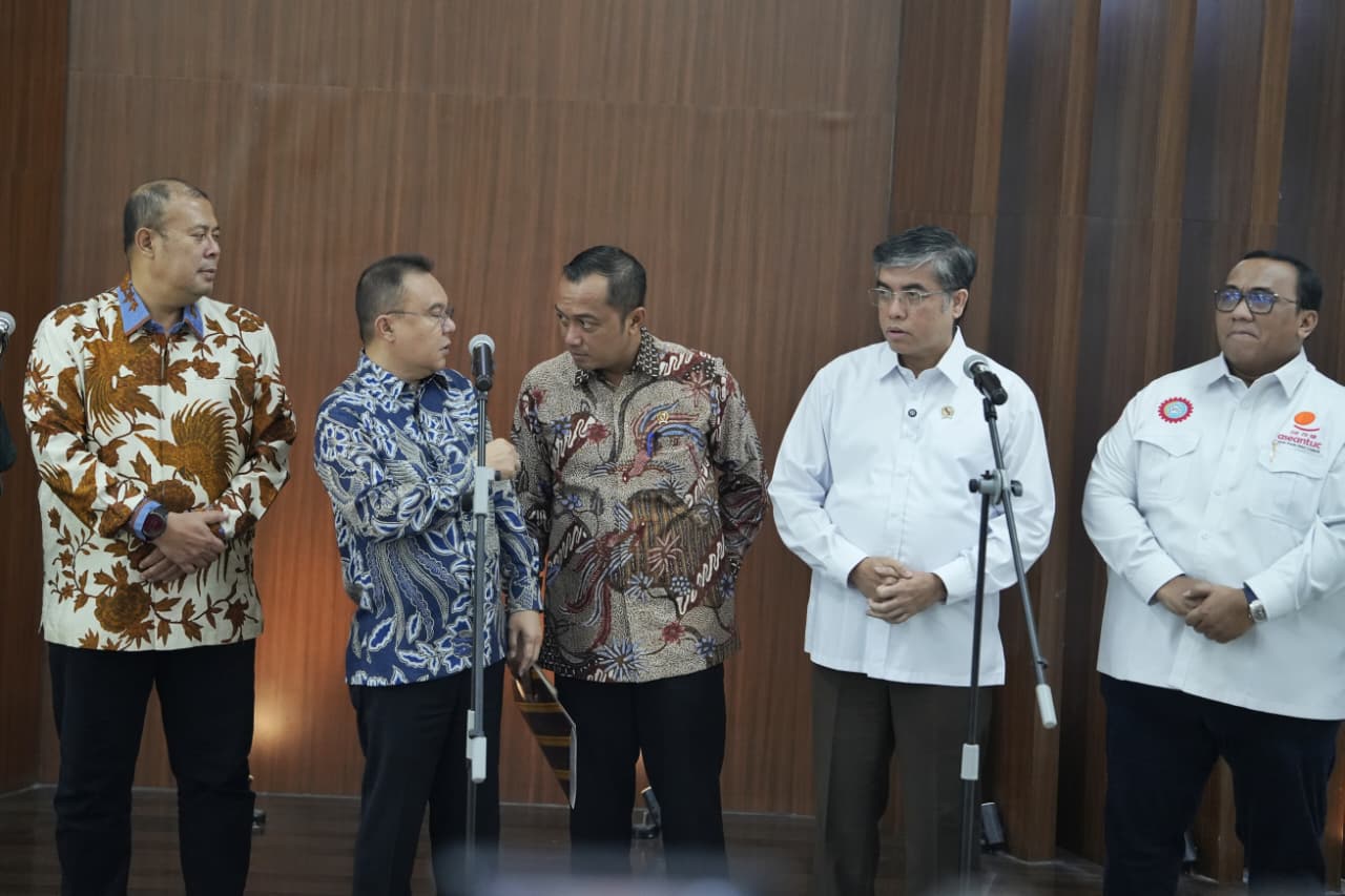 Wakil Ketua DPR RI, Sufmi Dasco Ahmad bersama pimpinan DPR RI Cucun Ahmad Syamsurijal melakukan Rapat Koordinasi bersama pemerintah bahas Satuan Tugas (Satgas) Mitigasi PHK. (BeritaNasional/Elvis/HO Yoga)
