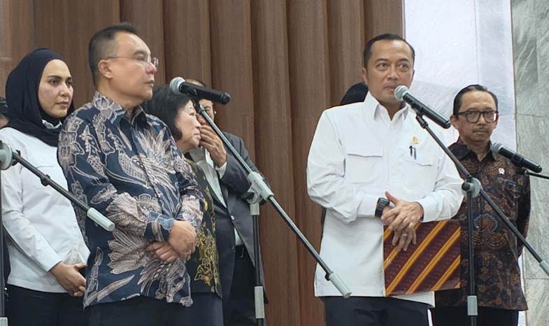 Mensesneg Prasetyo Hadi bersama Pimpinan DPR Sufmi Dasco Ahmad memberikan keterangan pers (BeritaNasional/Ahda)