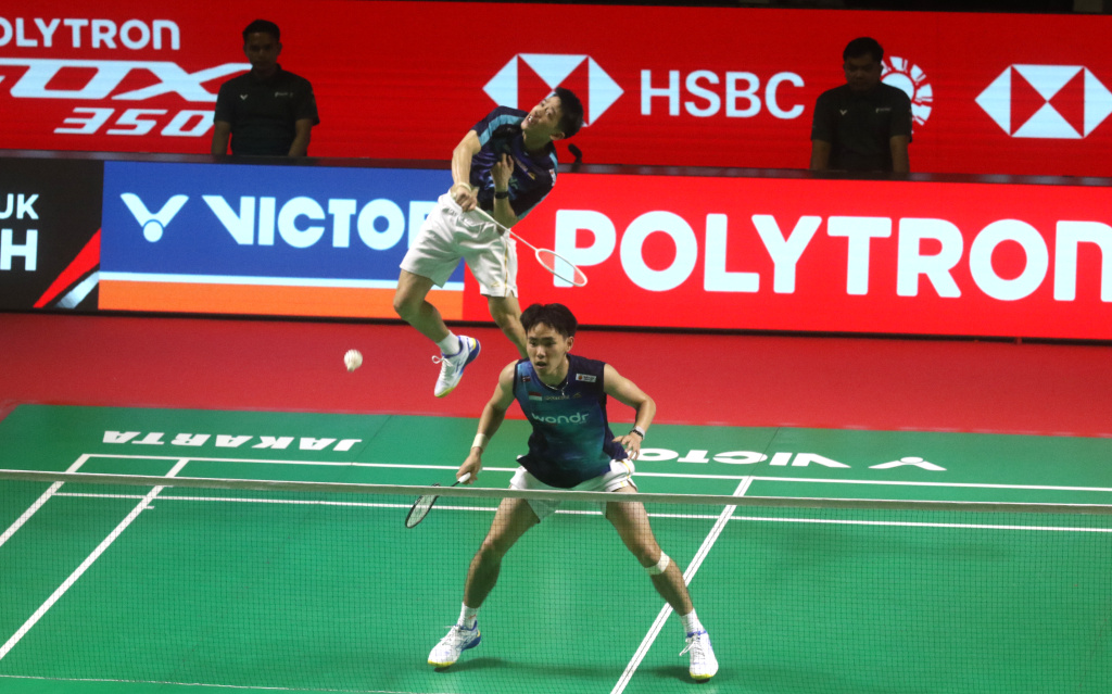 Pebulu tangkis ganda putra Indonesia Raymond Indra dan Nikolaus Joaquin mengembalikan kok ke arah ganda putra Jepang Takuro Hoki dan Yugo Kobayashi pada babak 8 besar Polytron Indonesia Open 2026 di Istora Senayan, Jakarta, Jumat (5/6/2026). (Beritanasional.com/Oke Atmaja)
