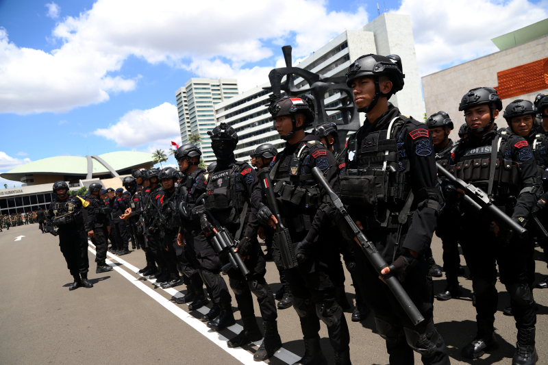 Polisi berbaris mengamankan gedung DPR Jakarta. (BeritaNasional/Elvis)