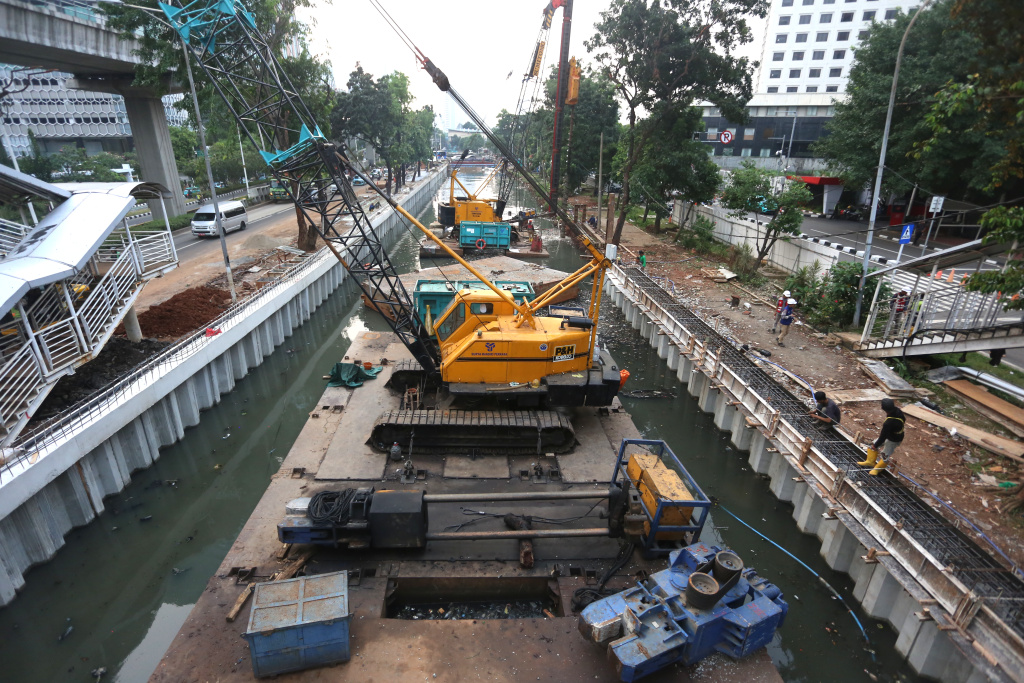Sejumlah pekerja mengerjakan revitalisasi Kali Cideng di Jalan HR Rasuna Said, Setiabudi, Jakarta Selatan, Selasa (2/6/2026). (Beritanasional.com/Oke Atmaja)