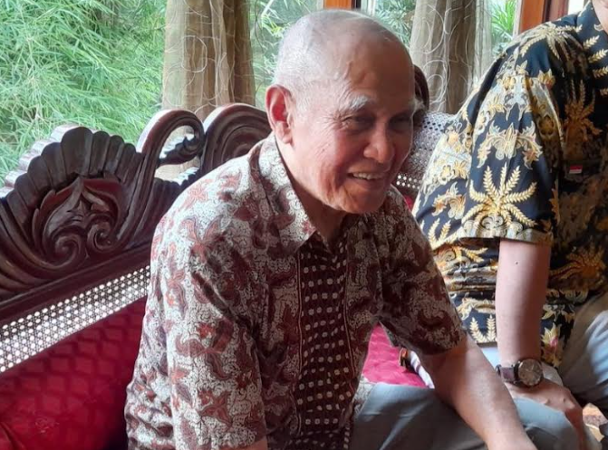 Kivlan Zen memperlihatkan tangannya luka dibalut perban putih. (BeritaNasional/Bachtiarudin)