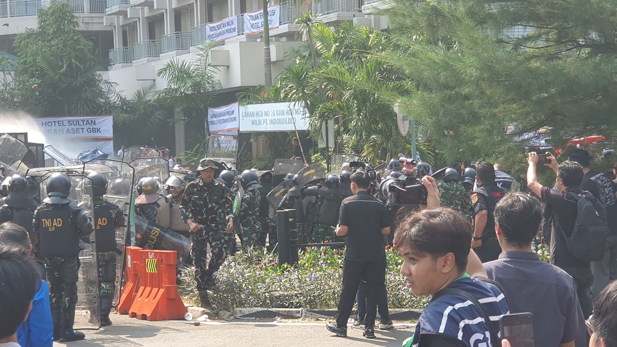Massa Lempari Aparat Saat Eksekusi Hotel Sultan. (BeritaNasional/Bachtiar)