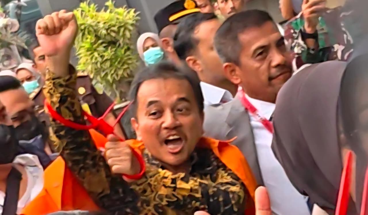 Tersangka Roy Suryo kenakan borgol dan rompi tahanan. (BeritaNasional/istimewa)