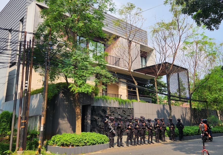 Rumah eks Wamen Imipas Silmy Karim di Kebayoran Baru, Jaksel, dijaga ketat anggota Brimob. (BeritaNasional/Panji)