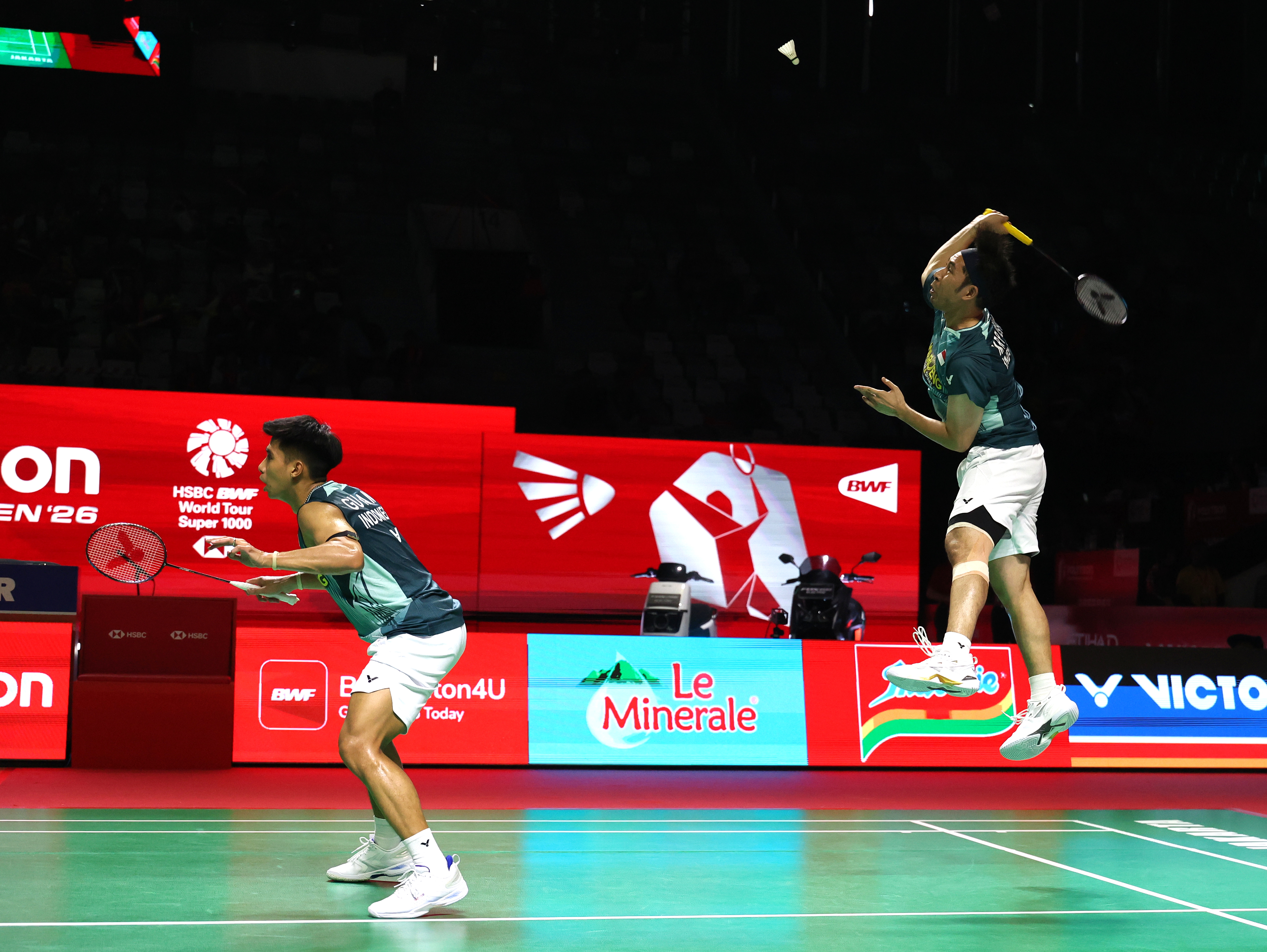 Pebulu tangkis ganda putra Indonesia Sabar Karyaman Gutama  dan Moh Reza Pahlevi Isfahani mengembalikan kok ke arah ganda putra China Chen Bo Yang dan Liu Yi pada babak 8 besar Polytron Indonesia Open 2026 di Istora Senayan, Jakarta, Jumat (5/6/2026).  (Berita nasional.com/Oke Atmaja)