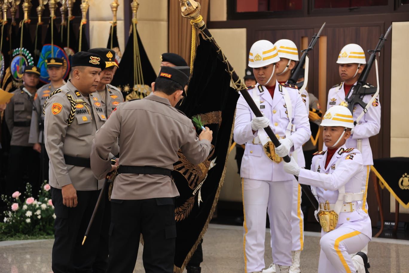 Menyambut Hari Bhayangkara ke-80, Kepolisian Negara Republik Indonesia (Polri) menggelar Upacara Penyucian Panji Rastra Sewakottama. (Foto/Humas Polri)