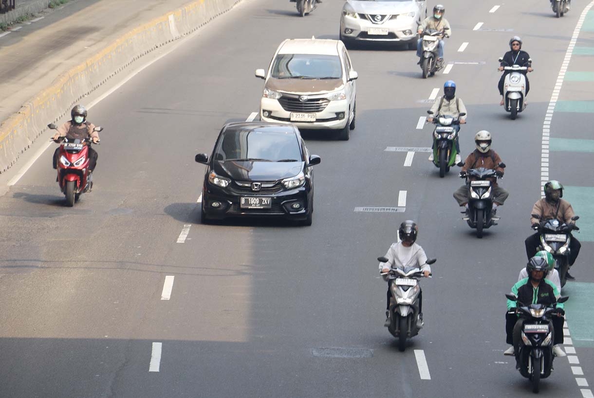 Kendaraan bermotor melintas di jalan Rasuna Sahid,Jakarta, Jumat (12/6/2026). (Beritanasional.com/Oke Atmaja)