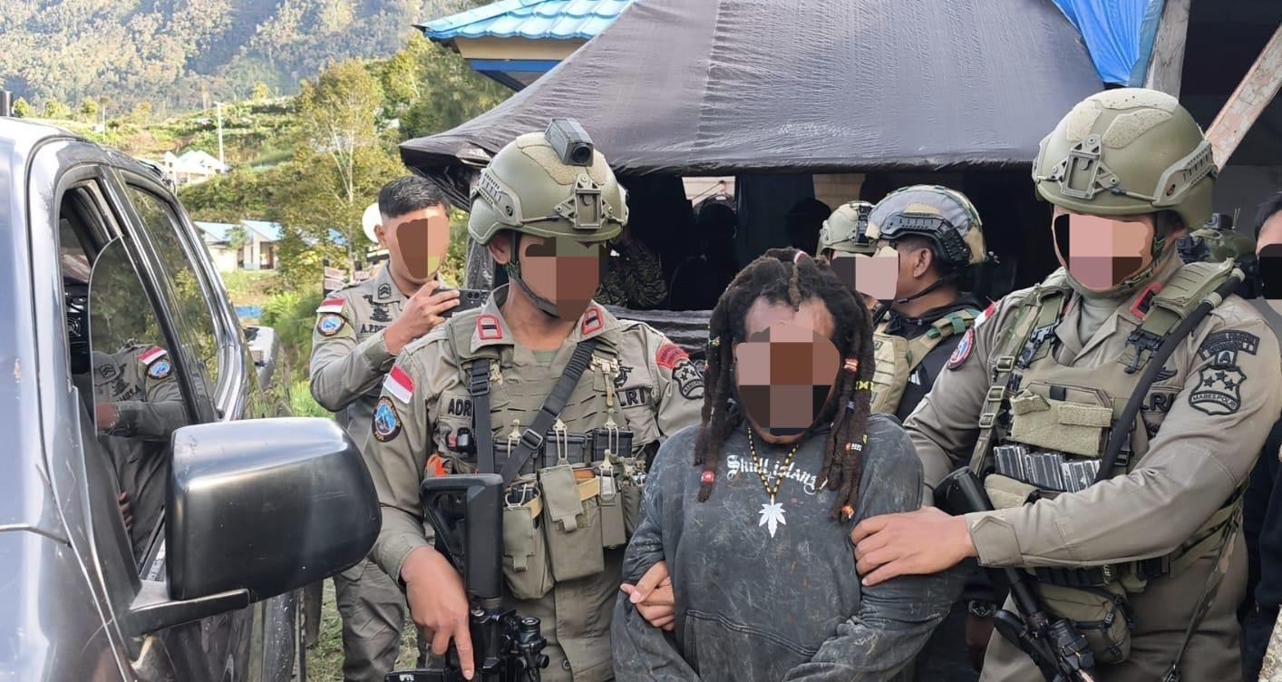 Satgas Operasi Damai Cartenz 2026 menangkap pria berinisial EK, diduga anggota KKB Kodap VIII Intan Jaya. (Foto/Ist)