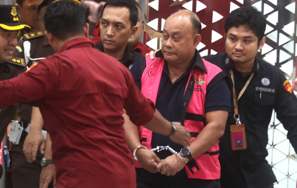 Eks Kepala BGN Dadan Hindayana saat akan dimasukkan ke mobil tahanan di Gedung Jampidsus, Jakarta, Rabu (3/6/2026). (Beritanasional.com/Oke Atmaja)