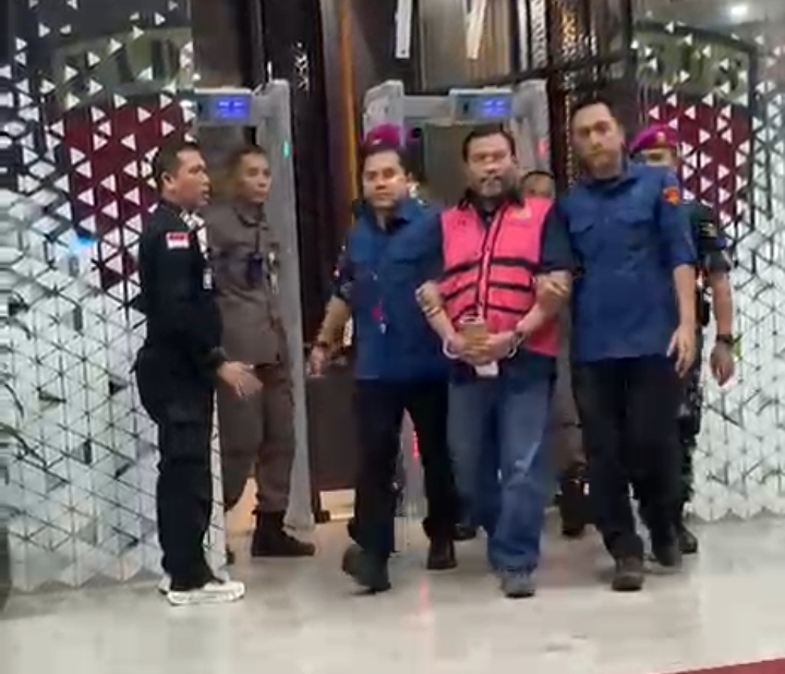 Tersangka Sony Sonjaya (rompi pink) setelah diperiksa penyidik Jampidsus Kejagung. (BeitaNasional/Bachtiarudin Alam)