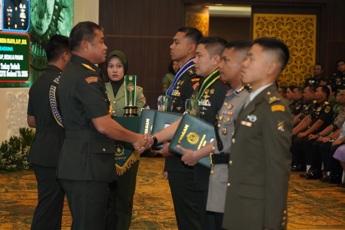 Kasad Jenderal TNI Maruli Simanjuntak memberikan selamat dan pesan kepada Letkol Inf Teddy Indra Wijaya sebagai lulusan terbaik. (BeritaNasional/Bachtiarudin)