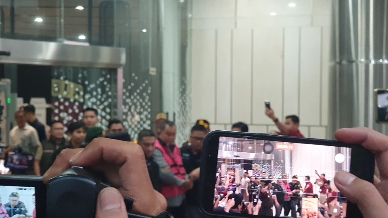 Tersangka Lodewyk Pusung mengenakan rompi pink khas Kejagung. (BeritaNasional/Bachtiarudin Alam)