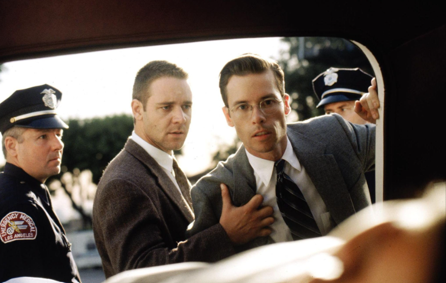 Russell Crowe dan Guy Pearce dalam film L.A. Confidential (1997). (BeritaNasional/Regency Pictures)