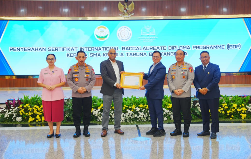 Kapolri Listyo Sigit Prabowo (dua dari kiri) menerima sertifikat IBDP untuk SMA Kemala Taruna Bhayangkara (KTB), Kamis (11/6/2026). (BeritaNasional/Humas Polri)