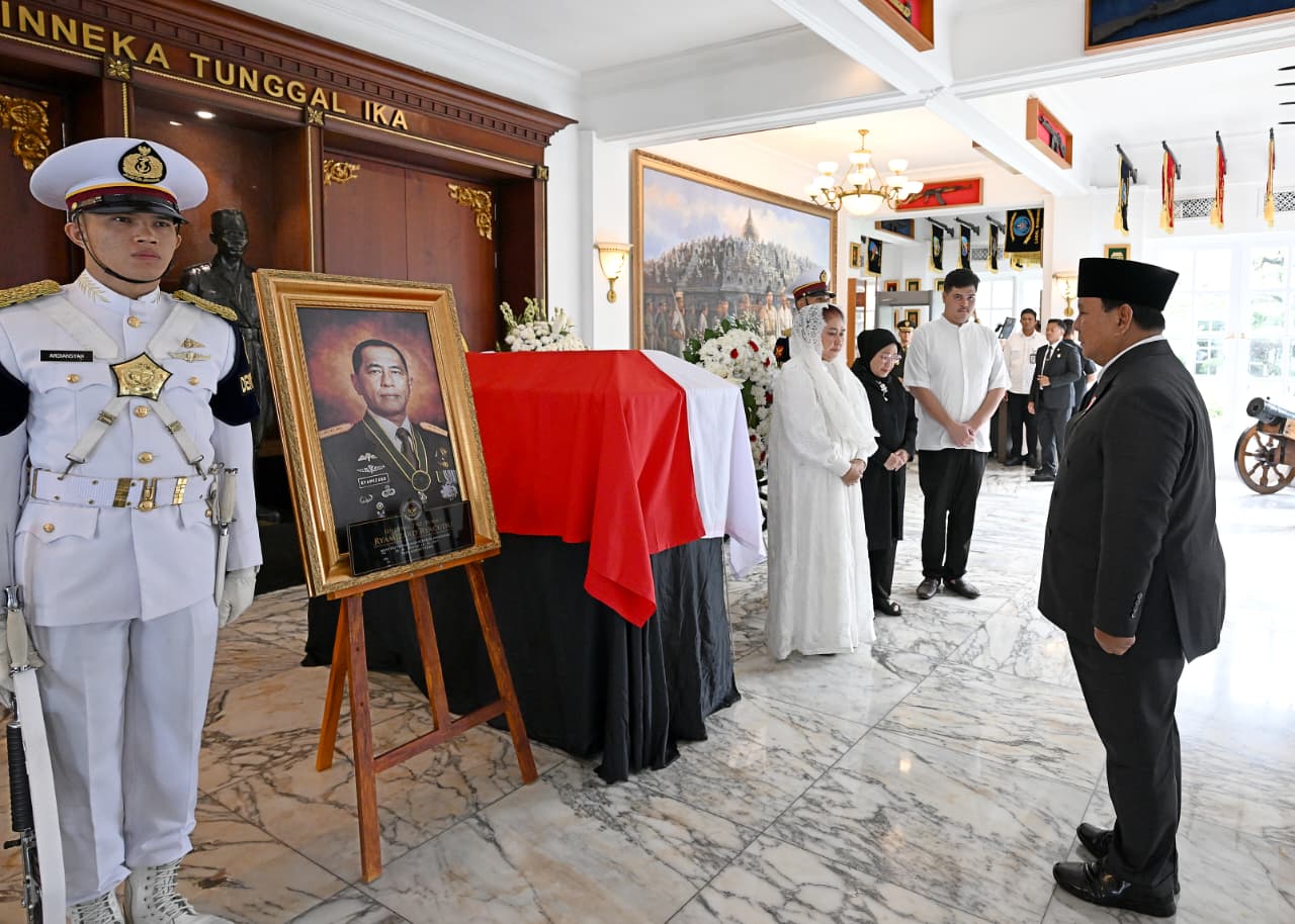Presiden Prabowo Subianto menghadiri upacara persemayaman dan pelepasan jenazah mantan Menteri Pertahanan Jenderal TNI (Purn) Ryamizard Ryacudu. (Foto/BPMI)