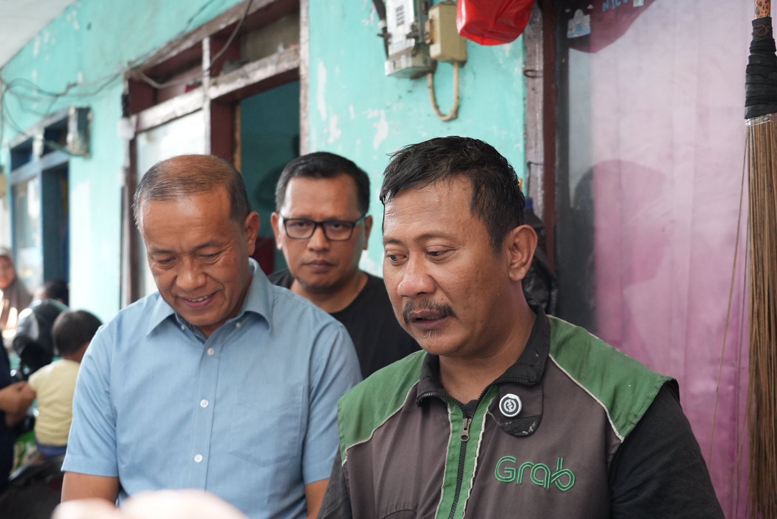 Kepala Sudinhub Jakarta Timur Harlem Simanjuntak (kiri) mengunjungi rumah pengemudi ojol pada Sabtu (20/6/2026). (Foto/Istimewa)