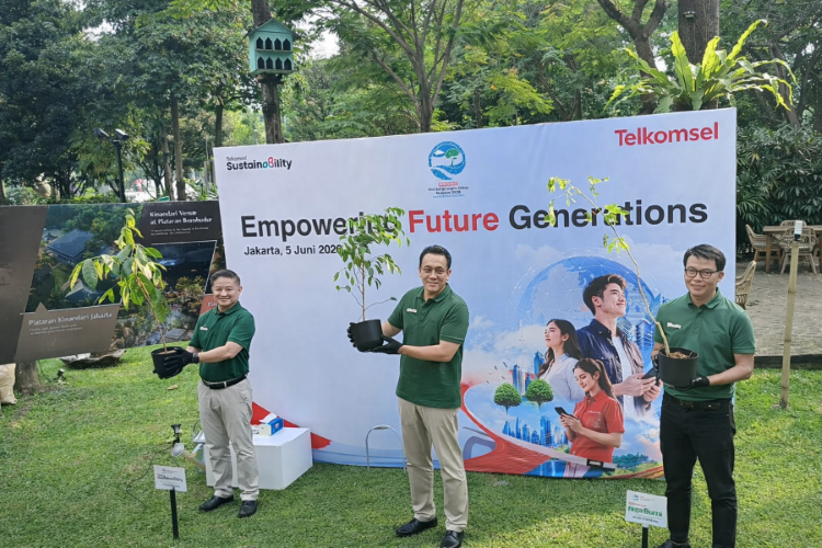 Telkomsel melakukan penanaman pohon sebagai bentuk komitmen mengurangi jejak karbon (5/6/2026). (BeritaNasional/Iman)