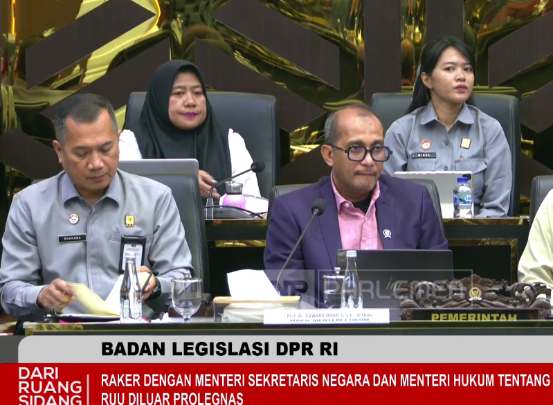 Wamenkum Edward Omar Sharif Hiariej (kanan) saat rapat bersama Baleg DPR. (Foto/YouTube TV Parlemen)