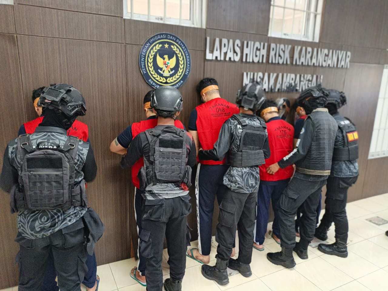 Petugas lapas memerika terlebih dulu warga binaan yang akan dipindahkan. (BeritaNasional/Ditjen PAS)