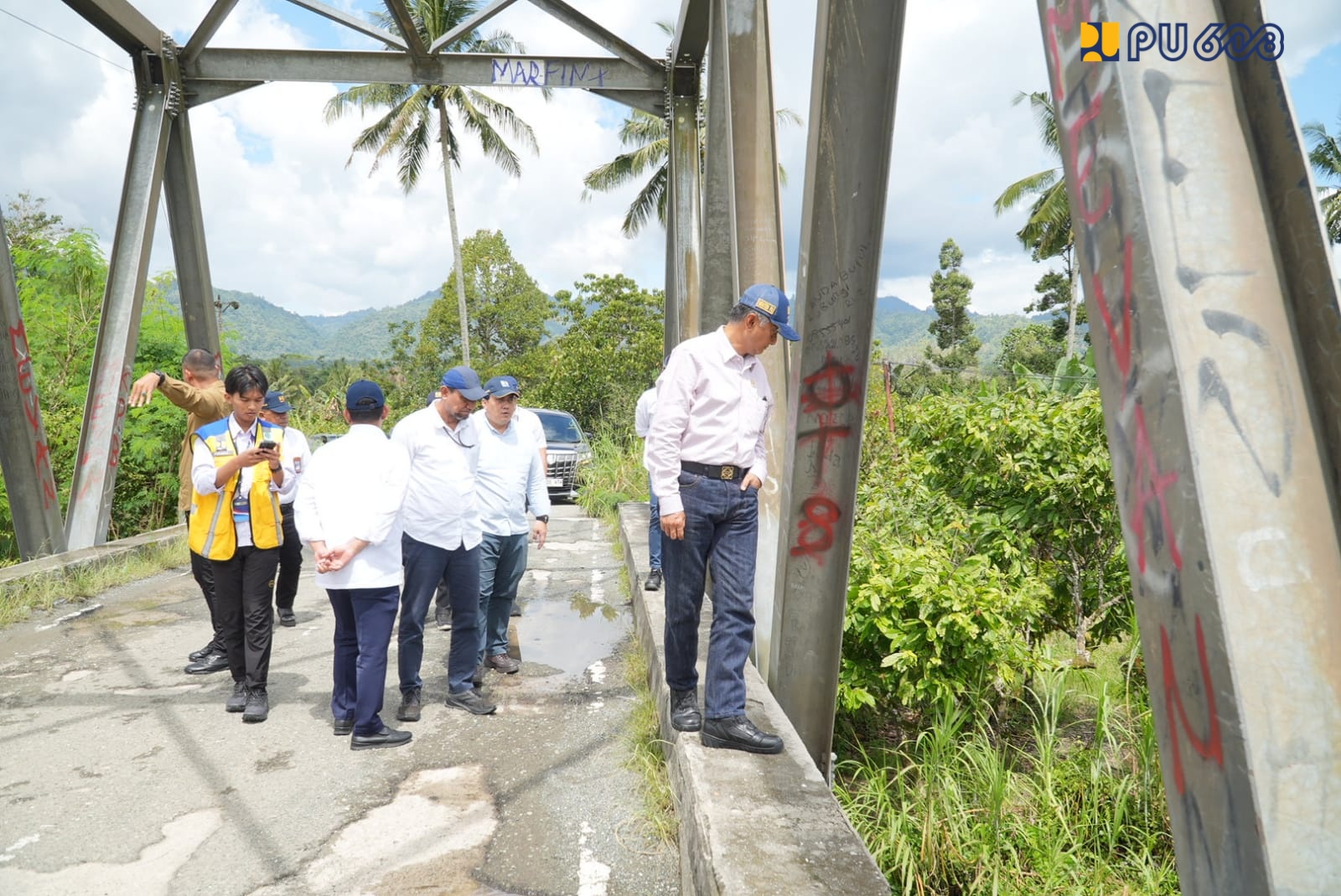 Menteri PU Dody Hanggodo memerikasa jembatan di lokasi gempa di Sulawesi Tengah. (BeritaNasional/KemenPU)