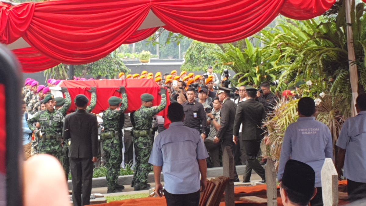 Jenazah Jenderal TNI (Purn) Ryamizard Ryacudu tiba di area Taman Makam Pahlawan (TMP) Kalibata. (BeritaNasional/Bachtiar).