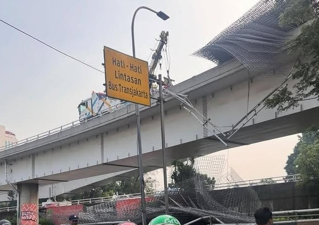Lokasi truk terbalik di tol Tomang Jakarta Barat. Besin beton berhamburan. (BeritaNasional/Bachtiarudin)