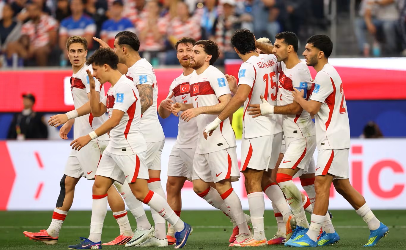 Para penggawa Timnas Turki berselebrasi saat melawan Timnas AS. (Foto/FIFA)