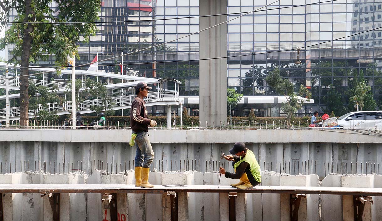 Pekerja menyelesaikan pembangunan turap di Kali Cideng Atas, Jalan HR Rasuna Said, Jakarta, Sabtu (13/6/2026).(Beritanasional.com/Oke Atmaja)