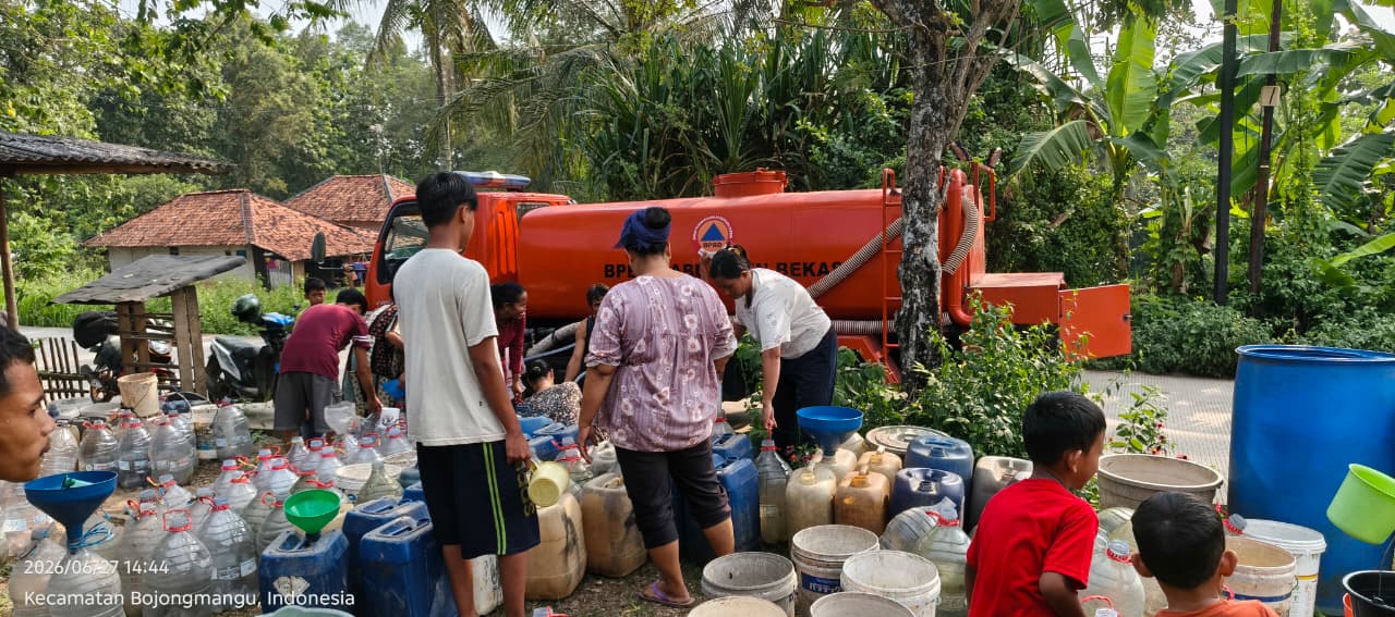 Warga Kabupaten Bekasi Jawa Barat mengantri untuk mendapatkan air bersih. (BeritaNasional/BNPB)