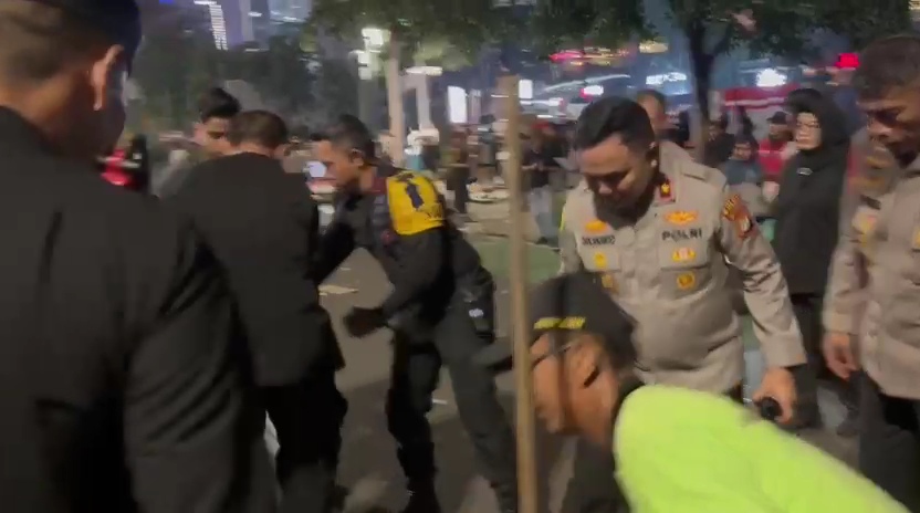 Usai Demo Mahasiswa, Wakapolda Metro Jaya Pimpin Aksi Bersih-bersih di Thamrin-Sudirman. (Foto/istimewa)