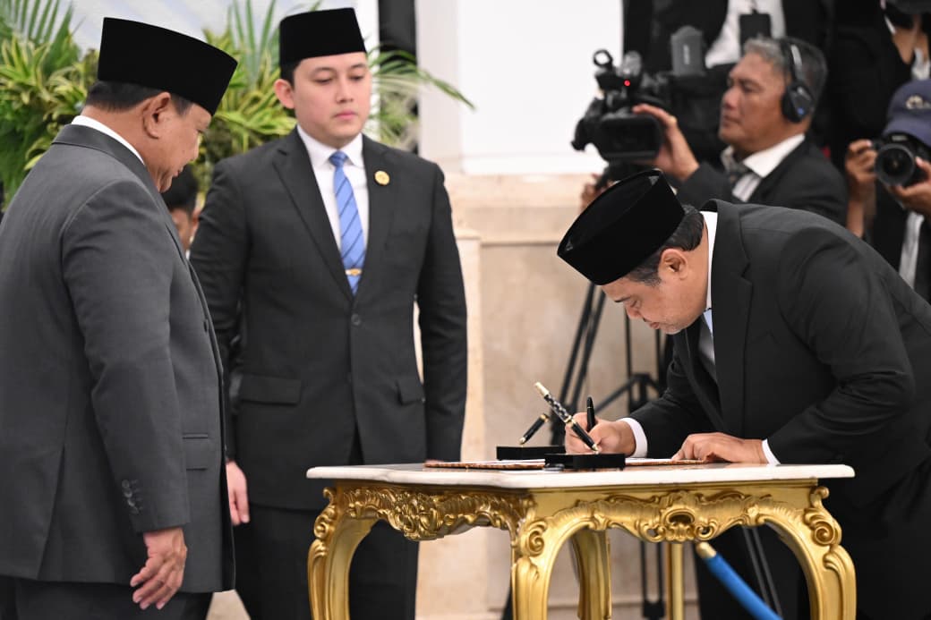 Said Iqbal tandatangani dokumen sumpah jabatan. (BeritaNasional/Setpres)